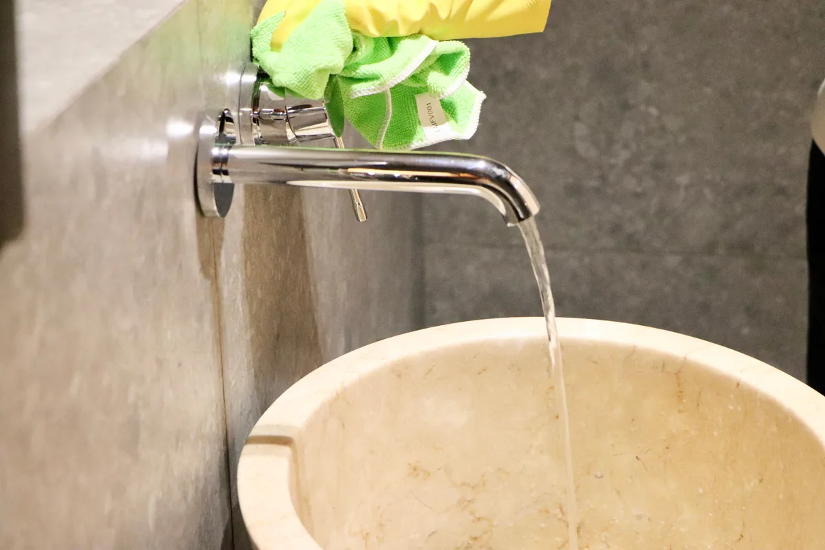 Nettoyage professionnel de lavabo et robinetterie